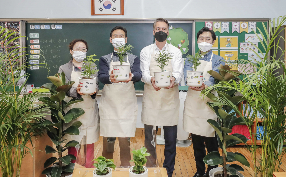 ▲아우디폭스바겐코리아가 서울시와 함께 반려식물로 교실을 채우는 '교실숲' 프로젝트를 진행했다. 르네 코네베아그(오른쪽 두 번째) 아우디폭스바겐그룹사장이 기념 촬영에 나서고 있다. (사진제공=AVK)