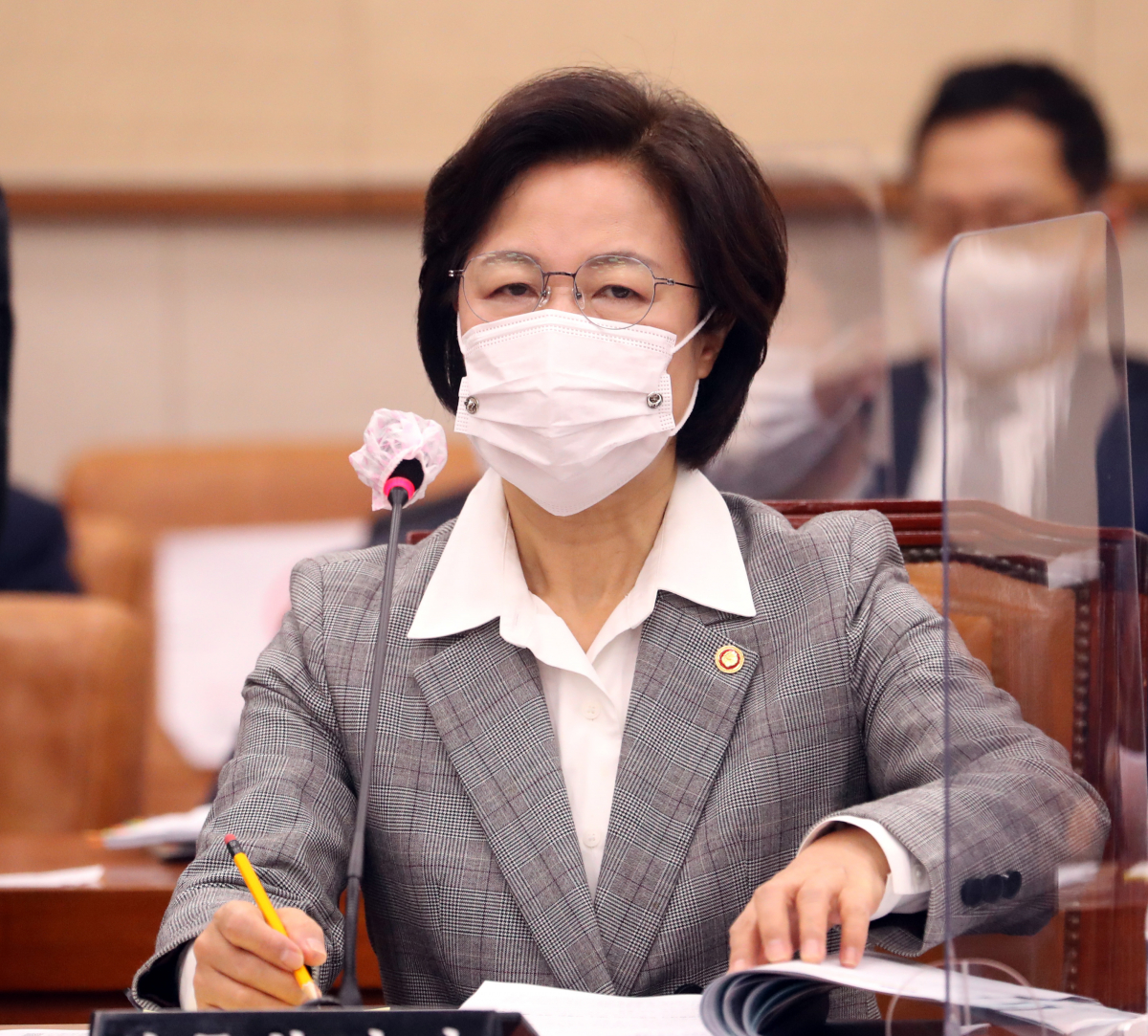 ▲추미애 법무부장관이 18일 오전 서울 여의도 국회 법사위 회의실에서 열린 법제사법위원회 전체회의에 출석해 자리하고 있다.  (뉴시스)