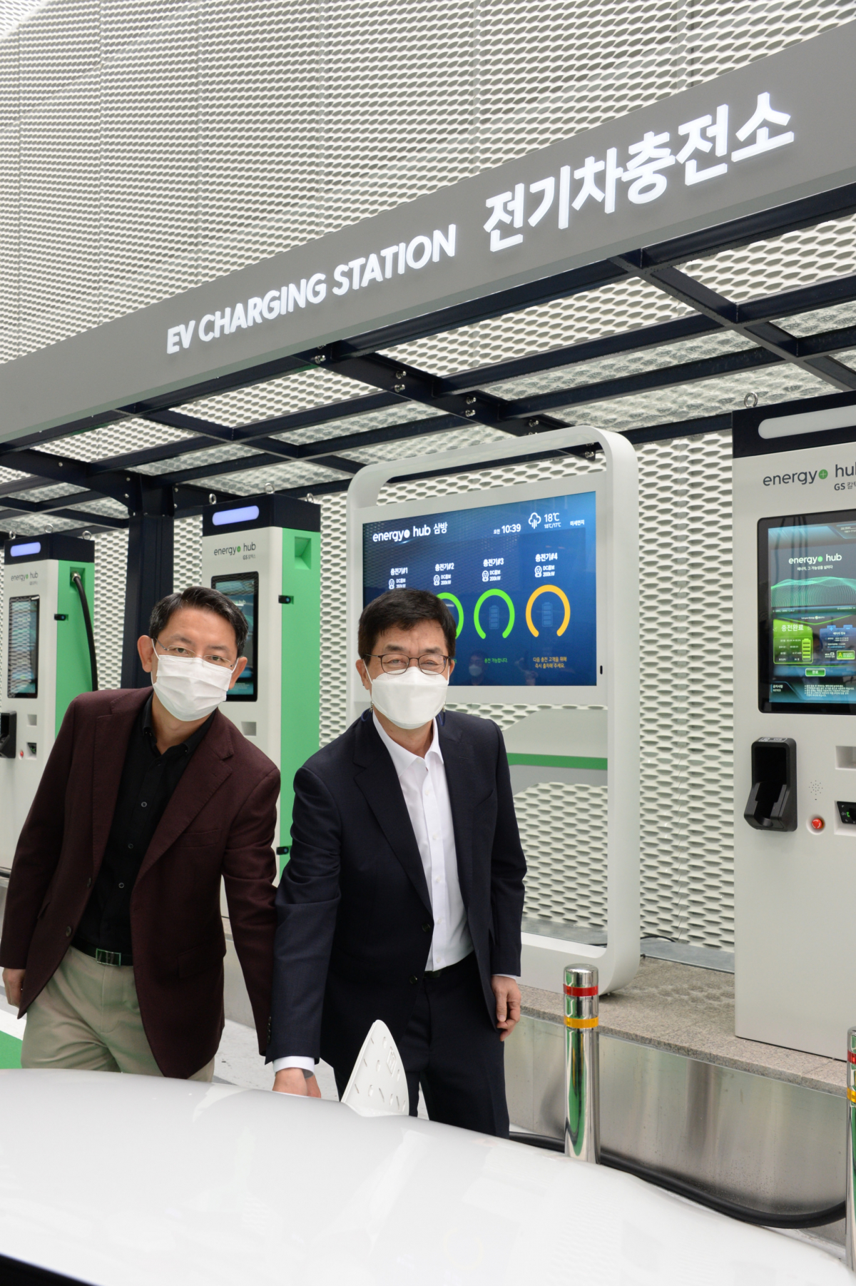 ▲LG전자는 GS칼텍스가 18일 서울 서초구에 새롭게 문을 연 미래형 주유소 에너지플러스 허브(Energy+ Hub)에 전기차 충전소 통합 관리 솔루션을 공급했다고 밝혔다. 양사는 지난해 초 ‘에너지-모빌리티 융복합 스테이션 조성을 위한 업무협약’을 체결하고 지속 협업해 왔다. (사진 오른쪽부터)LG전자 CTO 박일평 사장, A&B센터장 이상용 전무가 LG전자 전기차 관리 솔루션을 탑재한 충전기를 사용해 전기차를 충전하고 있다. (사진제공=LG전자)