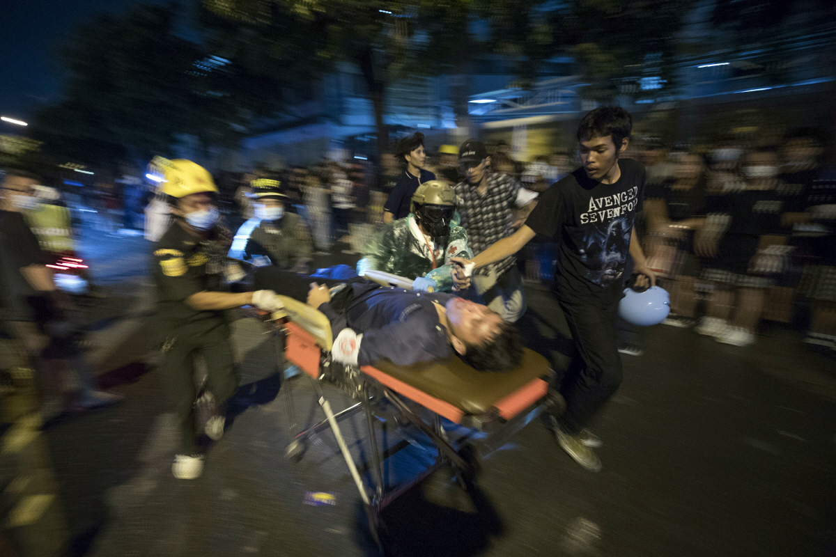 ▲17일 태국 방콕에서 총상을 입은 시위대 중 한 명이 들것에 실린 채 이송되고 있다. 방콕/AP연합뉴스
