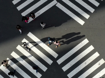 ▲시민들이 일본 도쿄도 신주쿠역 앞 도로를 건너고 있다. 도쿄/로이터연합뉴스
