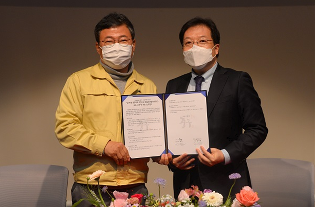 ▲김세용 SH공사 사장(오른쪽)과 서양호 중구청장은 지난 17일 ‘남산타운 공공주택 주민공동시설 공동 운영에 대한 업무 협약'을 체결했다. (사진 제공=SH공사)