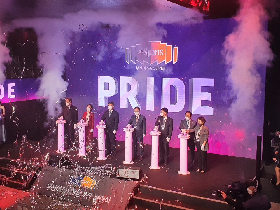 ▲부산 이스포츠 경기장 개관식에 참석한 관계자들이 시작을 알리는 버튼을 누르고 있다. (조성준 기자 tiatio@)