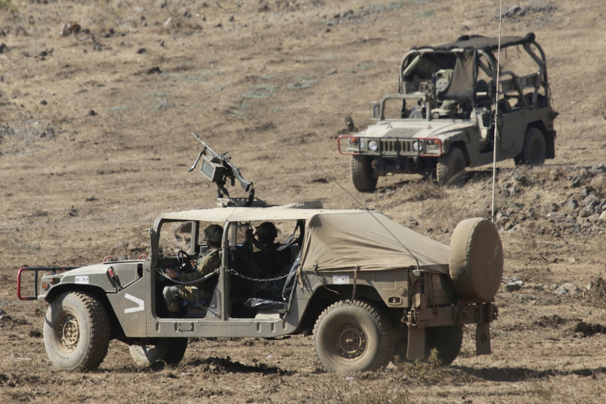 ▲이스라엘 군이 8월 4일(현지시간) 시리아와 맞닿아 있는 국경일대에서 순찰하고 있다. 골란고원/AP뉴시스