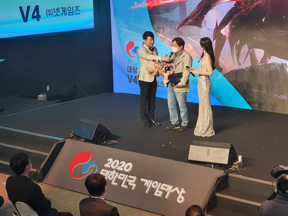 ▲박용현 넷게임즈 대표(가운데)가 대한민국 게임대상 2020에서 대상을 수상한 뒤 소감을 말하고 있다.  (조성준 기자 tiatio@)