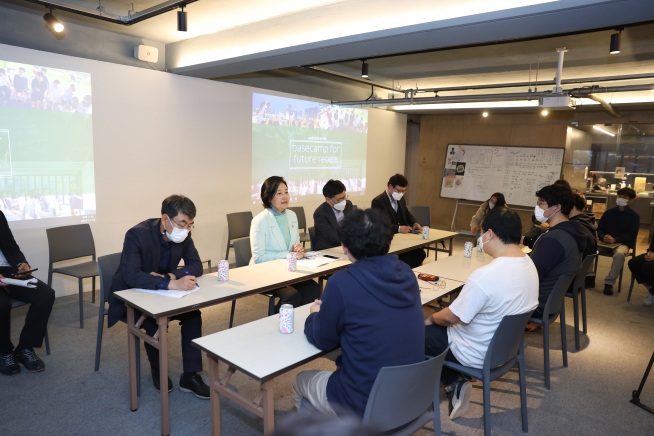 ▲박영선 중소벤처기업부 장관은 18일 블록체인 철학에 공감하는 청년들이 설립한 강남구 소재의 공동주거·업무공간 ‘논스(nonce)’를 격려 방문했다. 
 (중기부 제공)