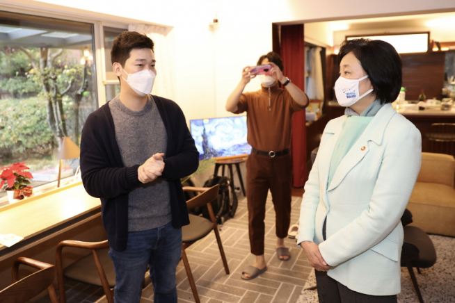 ▲박영선 중소벤처기업부 장관은 18일 블록체인 철학에 공감하는 청년들이 설립한 강남구 소재의 공동주거·업무공간 ‘논스(nonce)’를 격려 방문했다. 
 (중기부 제공)