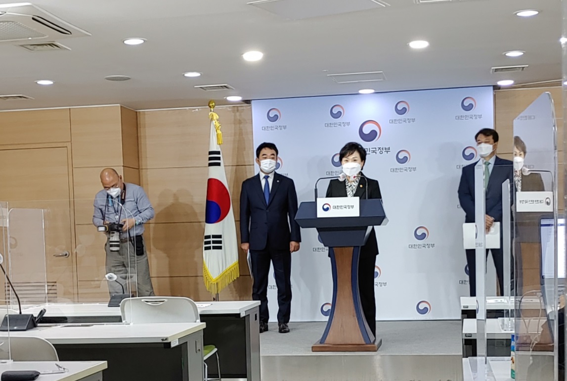 ▲김현미(가운데 단상) 국토교통부 장관이 19일 서울 광화문 정부청사에서 ‘서민·중산층 주거안정 지원방안’을 발표하고 있다.