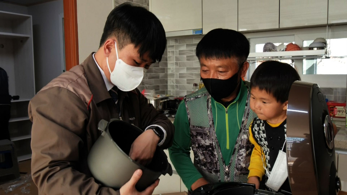 ▲KBS1 ‘동행’ 프로그램에서 쿠쿠가 가전제품을지원하고 있다. (사진제공=쿠쿠)