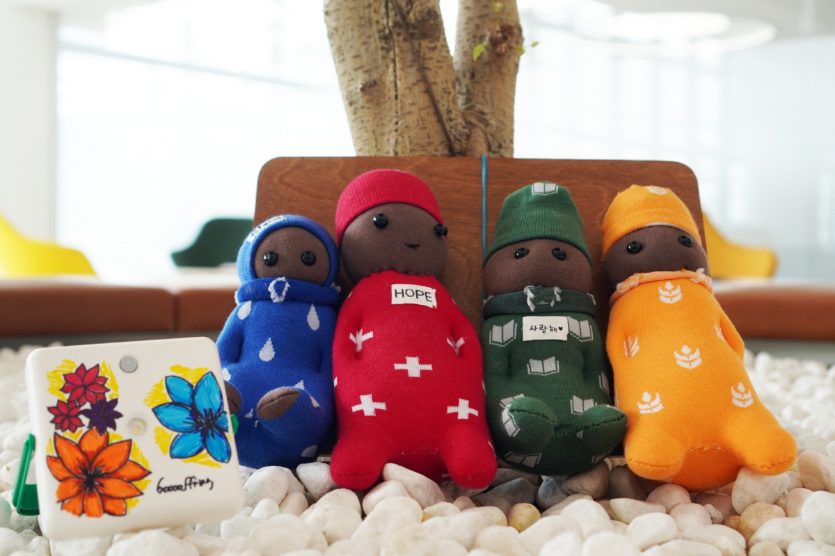 ▲한국타이어앤테크놀로지가 임직원이 직접 제작한 태양광 랜턴과 옥수수 양말인형 키트 5000여 개를 개발도상국 어린이들에게 전달한다.  (사진제공=한국타이어)