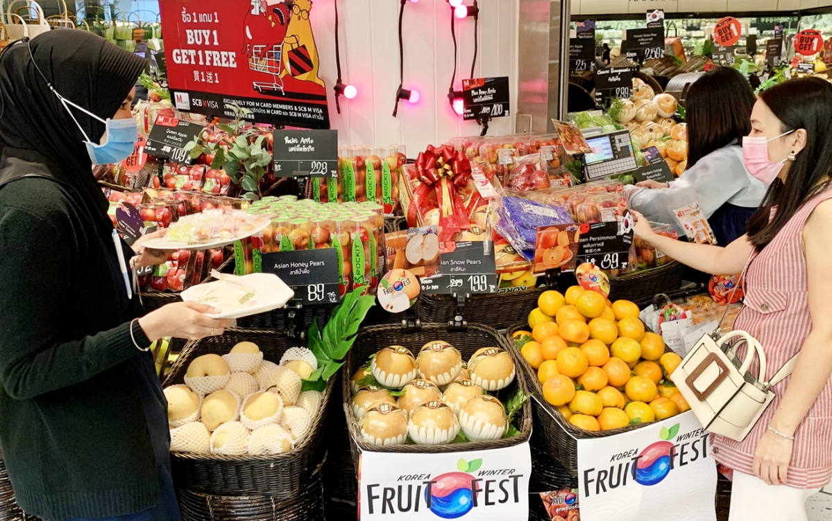 ▲태국 백화점에서 진행 중인 'Korea Winter Fruit Fest' 이벤트에서 소비자들이 한국산 과일을 고르고 있다. (사진제공=한국농수산식품유통공사)