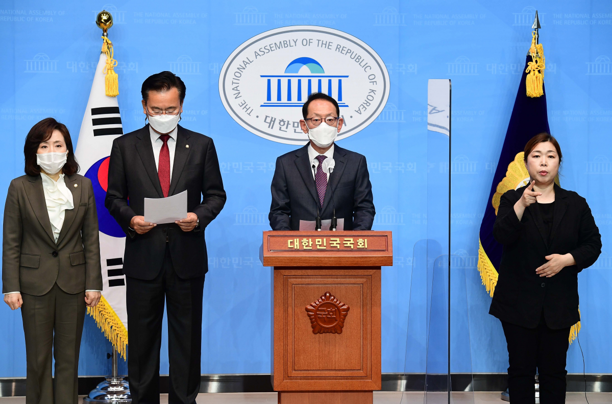 ▲국회 법제사법위원회 국민의힘 김도읍 간사와 법사위원들이 19일 서울 여의도 국회 소통관에서 기자회견을 열고 공수처장 후보 추천이 무산된 이유를 밝히고 있다. (연합뉴스)