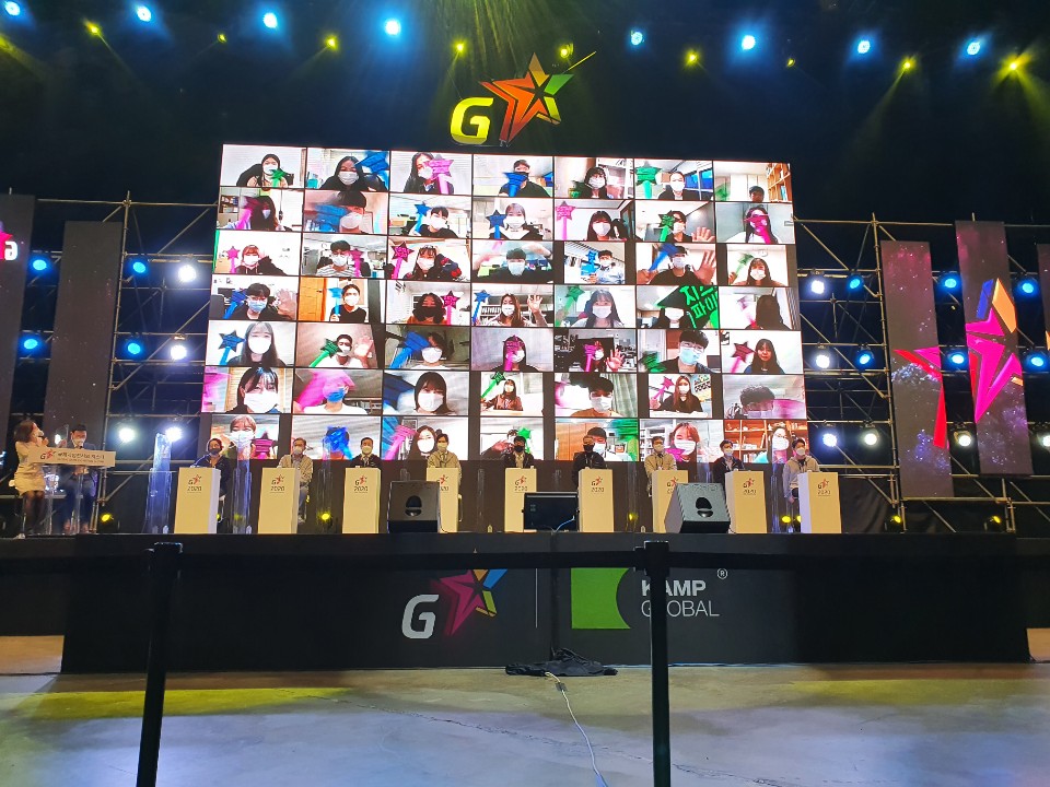 ▲19일 부산 벡스코에서 지스타 2020 개막식이 진행됐다. 현장에 참석한 관계자들과 온라인으로 참석한 사람들이 화면에 나타나고 있다.  (조성준 기자 tiatio@)