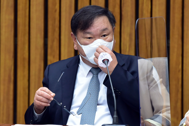▲더불어민주당 김태년 원내대표가 19일 오전 국회에서 열린 정책조정회의에 참석하고 있다. (연합뉴스)