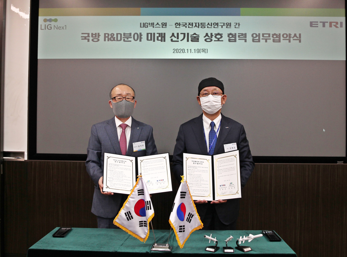 ▲김지찬(왼쪽) LIG넥스원 대표이사와 김명준 한국전자통신연구원장이 19일 성남시 LIG넥스원 판교 R&D센터에서 '국방R&D 분야 미래 신기술 상호 협력을 위한 업무협약(MOU)’을 체결하고 기념사진을 찍고 있다. (사진제공=LIG넥스원)