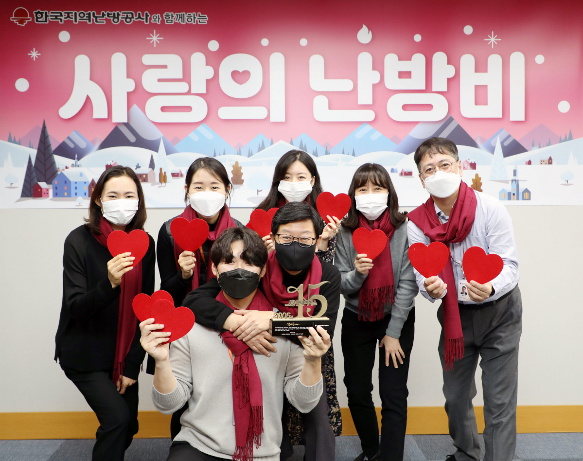 ▲황창화 한국지역난방공사 사장(가운데)이 19일 국제구호개발 NGO 굿네이버스로부터 '사랑의 난방비 15주년 감사패'를 전달받은 뒤 관계자와 기념촬영을 하고 있다. (사진제공=한국지역난방공사)