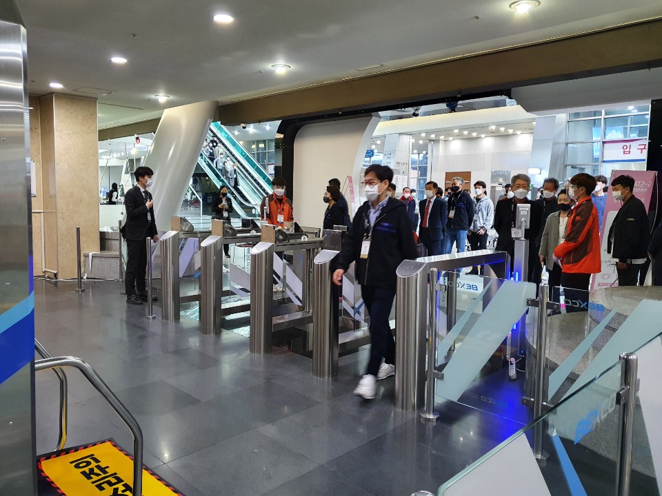 ▲입장 게이트를 통과한 뒤 방역게이트까지 통과해야만 전시장 내부에 입장할 수 있다. 사회적 거리두기로 인해 1명씩 따로따로 입장하는 모습. (조성준 기자 tiatio@)