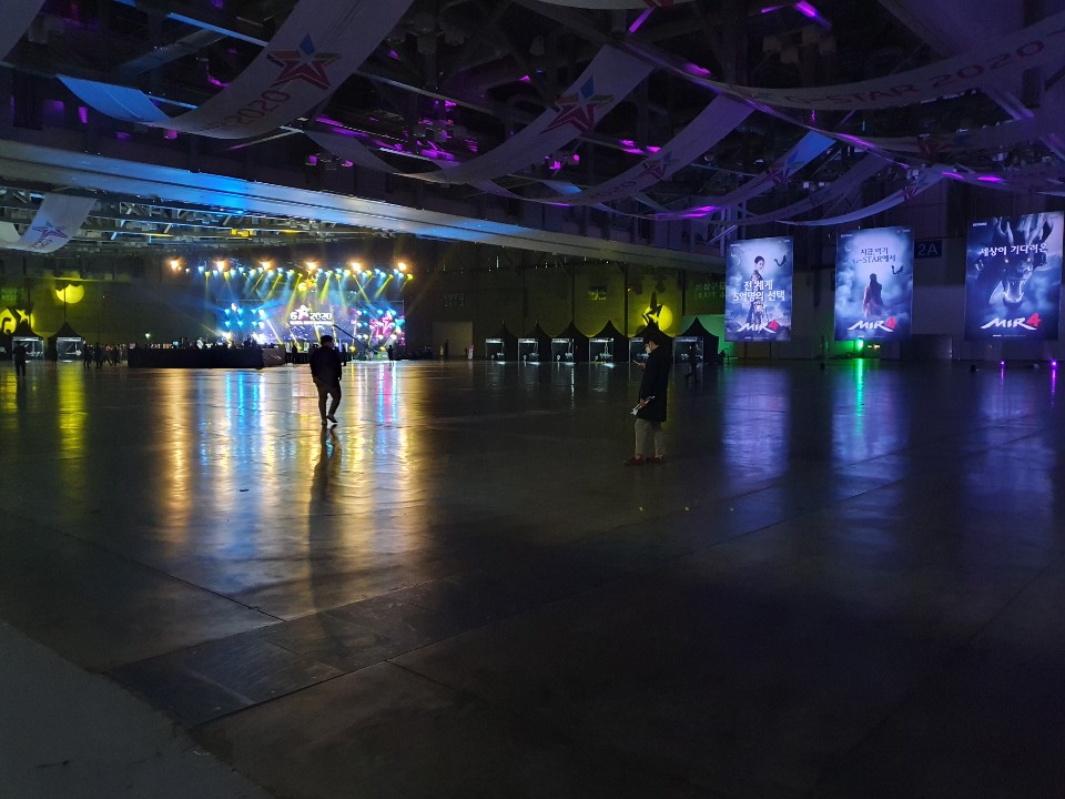 ▲전시장 내부 부스가 있던 공간은 올해 텅 비어있다. (조성준 기자 tiatio@)