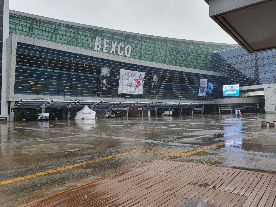 ▲일반 관람객의 오프라인 방문이 금지된 지스타 2020 전시회 정문 모습. (조성준 기자 tiatio@)