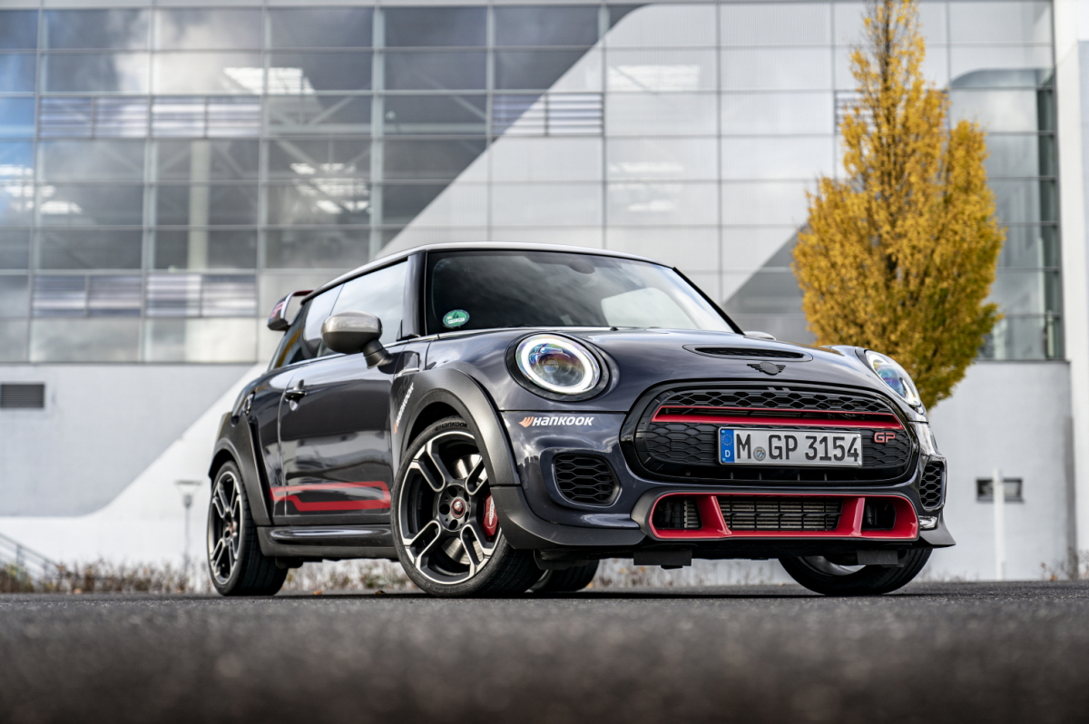 ▲3000대 한정으로 생산되는 미니 JCW GP는 모터스포츠의 선구자로 불리는 ‘존 쿠퍼(John Cooper)’의 튜닝 프로그램을 추가해 역동적인 주행성능을 제공한다. (사진제공=한국타이어)