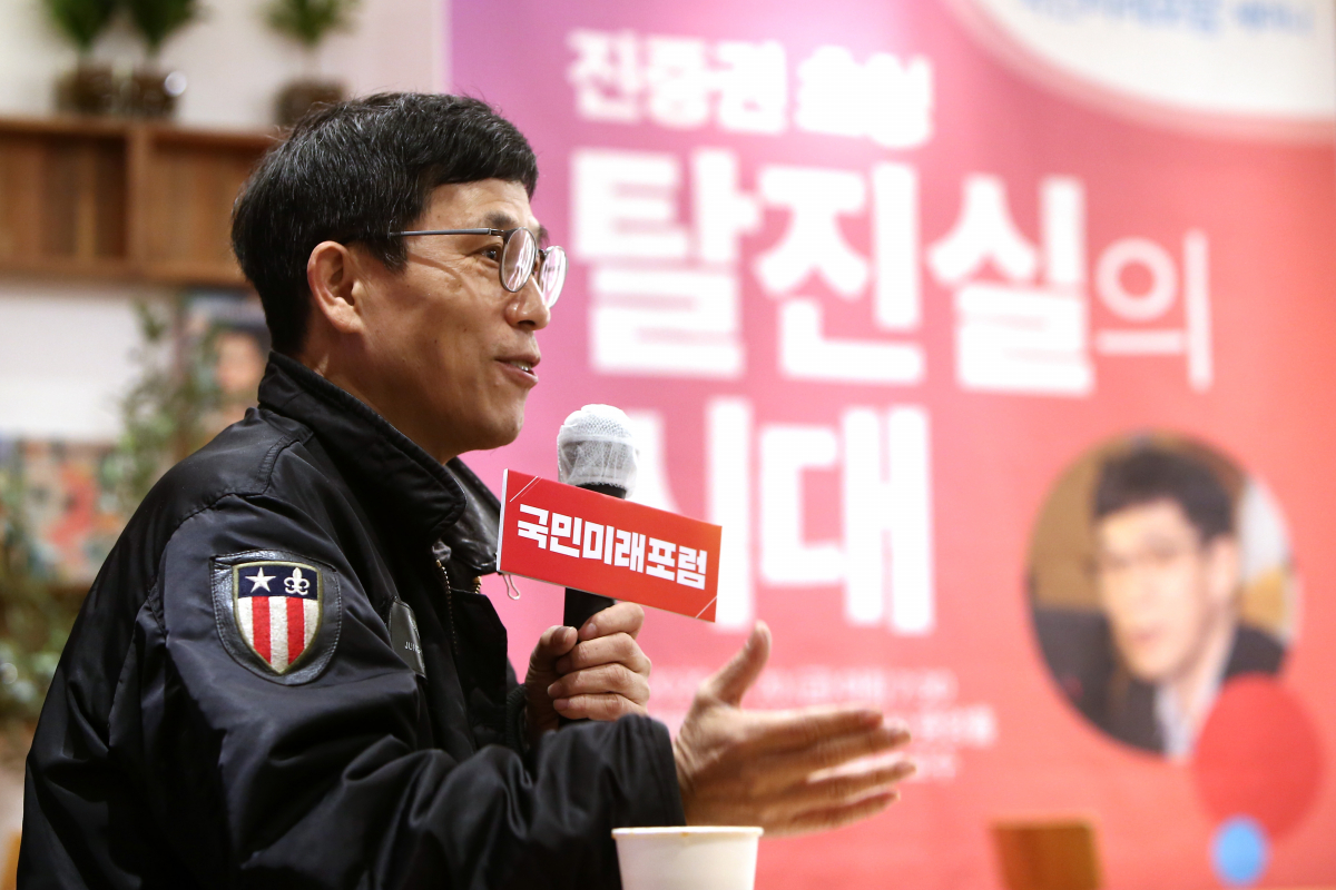 ▲진중권 전 동양대 교수가 20일 서울 여의도 정치문화 플랫폼 카페 '하우스'에서 국민의힘 황보승희, 국민의당 권은희 의원 공동 주최로 열린 국민미래포럼 세미나에서 '탈진실의 시대'를 주제로 특강하고 있다. (연합뉴스)