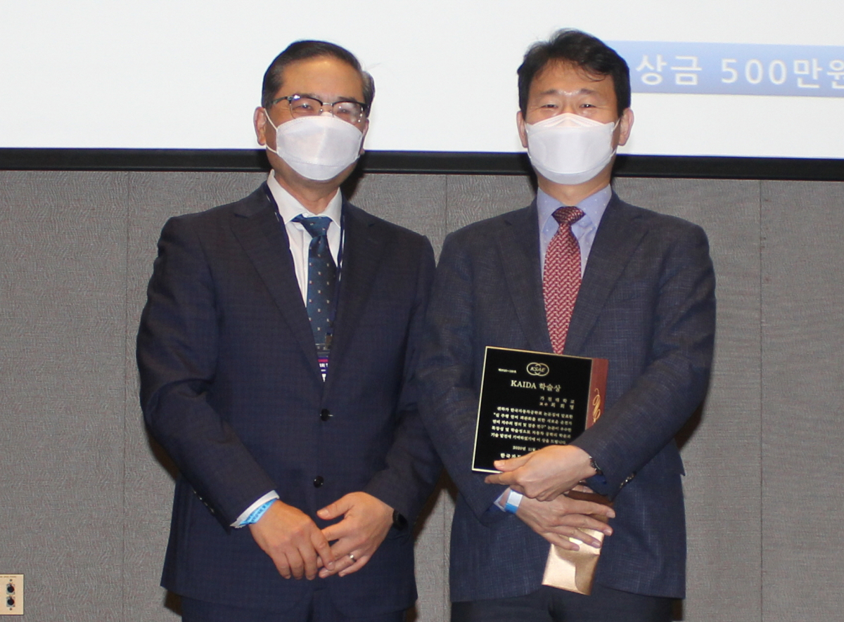 ▲한국수입차협회가 제5회 KAIDA 학술상에 최회명 가천대학교 교수를 선정했다. 시상은 19일 자동차공학회 추계학술대회를 통해 진행됐다. 사진 왼쪽이 임한규 수입차협회 상근부회장, 오른쪽이 수상자인 최회명 교수.  (사진제공=KAIDA)