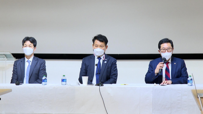 ▲더불어민주당 한반도 태스트포스 소속 방미단이 19일(현지시간) 워싱턴DC 한국문화원에서 방미 결과를 설명하는 기자간담회를 열고 있다. 왼쪽부터 윤건영 의원, 방미단장인 송영길 의원, 김한정 의원. (연합뉴스)