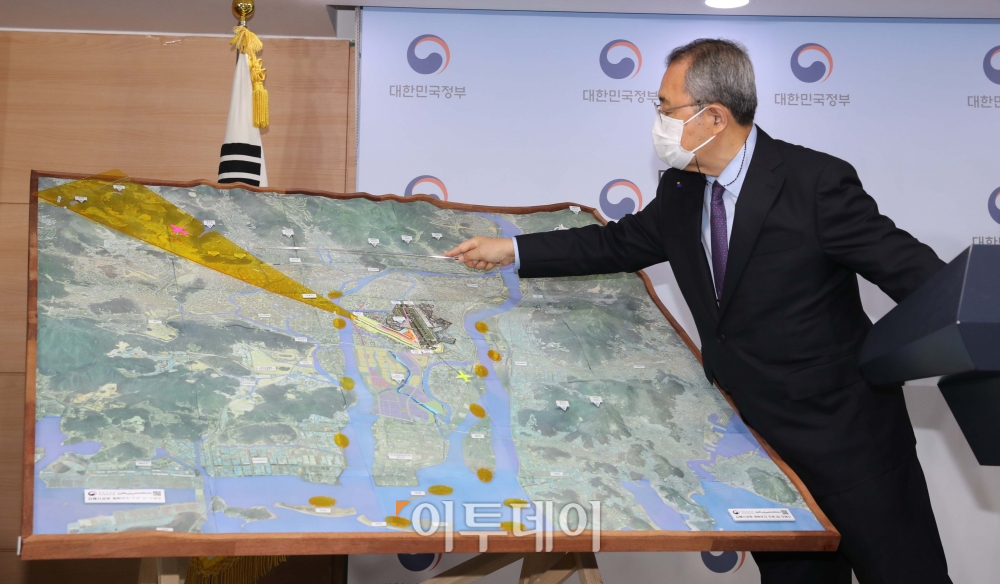 ▲김수삼 김해신공항 검증위원장이 17일 오후 서울 종로구 정부서울청사 브리핑룸에서 김해신공항 검증위원회 검증 결과를 발표하고 있다. (신태현 기자 holjjak@)