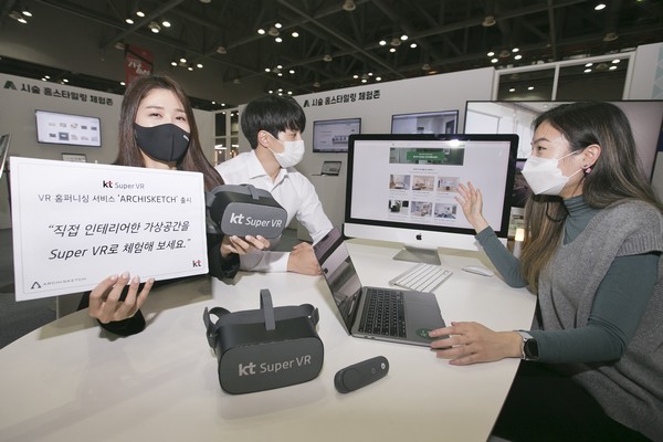 ▲19일 일산 킨텍스에서 열린 한국국제가구 및 인테리어산업대전에서 행사 관계자가 KT 슈퍼 VR 기반의 VR 홈퍼니싱 서비스 ‘아키스케치’를 소개하고 있다. (사진제공=KT)