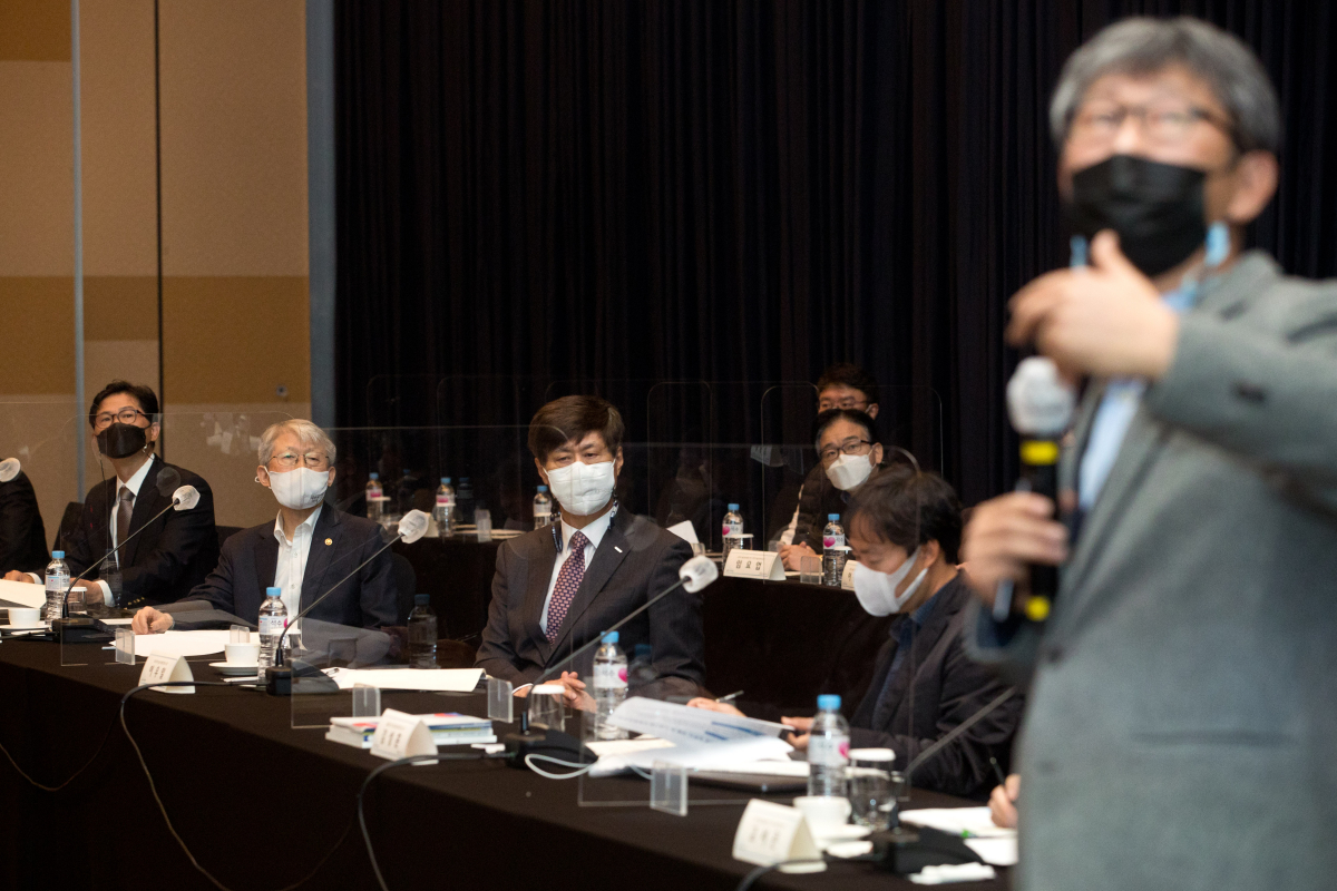 ▲20일 ‘과학기술미래포럼’에서 최기영 과학기술정보통신부 장관(왼쪽에서 두 번째)이 이현규 정보통신기획평가원(오른쪽) PM의 ‘미래의 인공지능 강국을 위한 우리의 준비’ 발표를 듣고 있다. (사진제공=과학기술정보통신부)