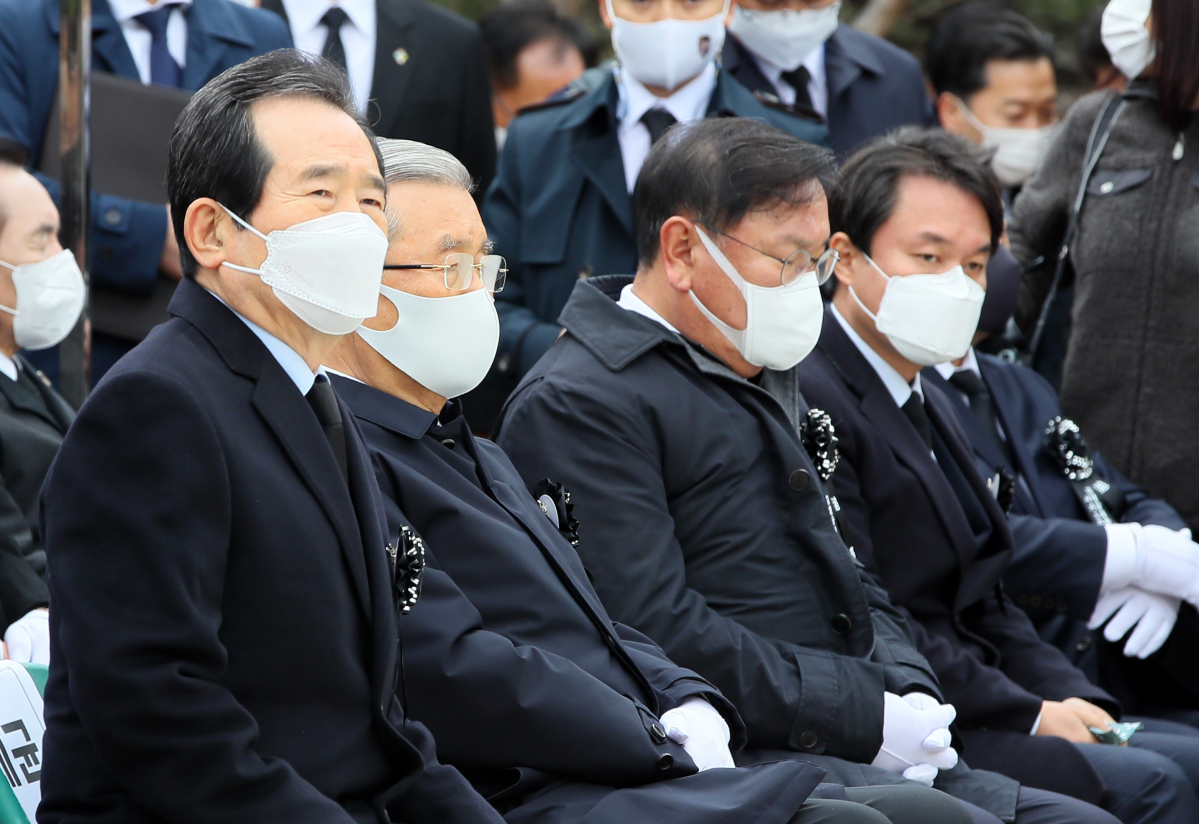 ▲정세균 국무총리(왼쪽부터), 김종인 국민의힘 비상대책위원장, 김태년 더불어민주당 원내대표, 김종철 정의당 대표 등이 20일 서울 동작구 국립서울현충원 김영삼 대통령 묘역에서 열린 5주기 추모식에 참석했다. (연합뉴스)