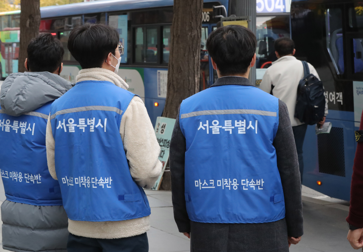 ▲13일 마스크 착용이 의무화된 이후로 서울시에서의 마스크 미착용에 따른 과태료 부과 건수는 현재 0건이다. (연합뉴스)