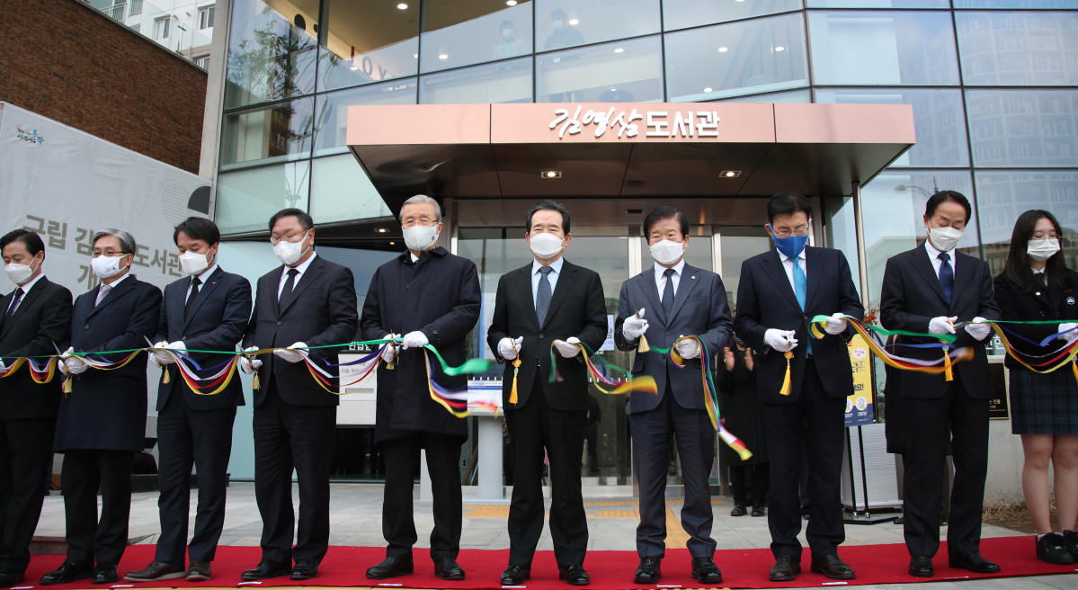 ▲박병석 국회의장과 정세균 국무총리, 여야 지도부가 20일 서울 동작구 상도동에서 열린 故 김영삼 전 대통령 기념도서관 개관식에 참석해 테이프 커팅을 하고 있다. 왼쪽부터 노영민 비서실장(두 번째), 김종철 정의당 대표, 김태년 더불어민주당 원내대표, 김종인 국민의힘 비상대책위원장, 정 총리, 박의장. (연합뉴스)