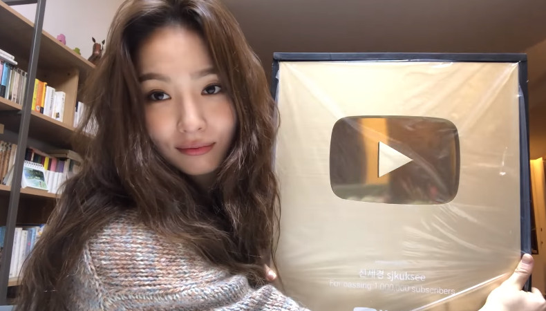 ▲신세경 골드버튼 (출처=유튜브 채널 '신세경' 영상캡처)