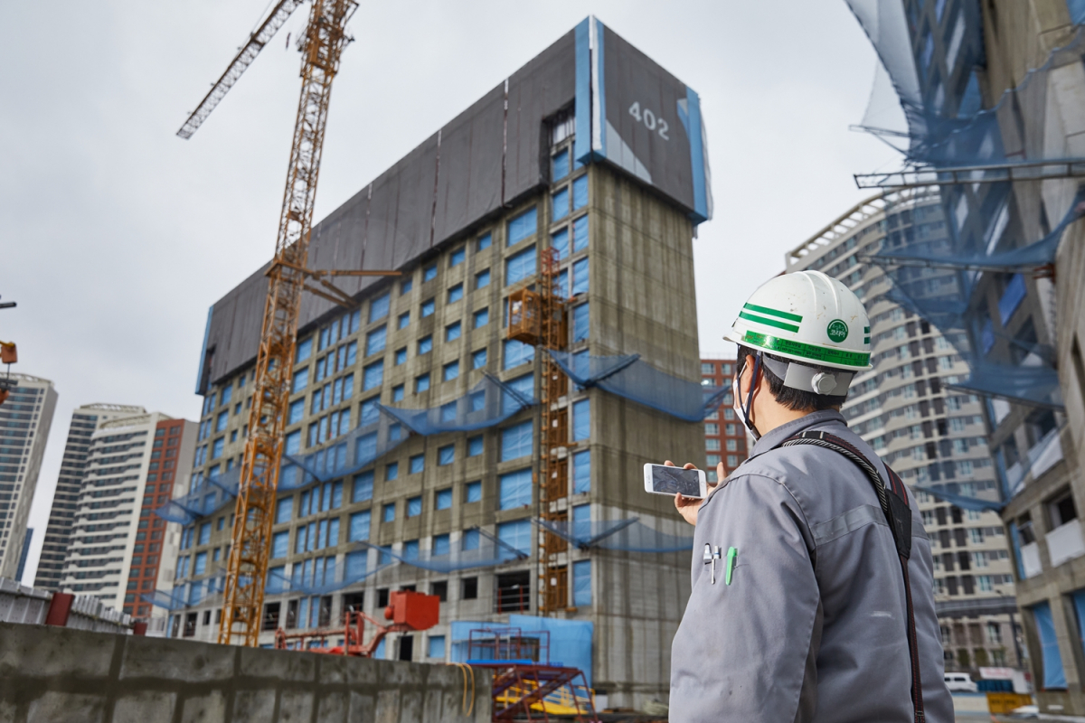 ▲HDC현대산업개발 근로자가 스마트 기기를 활용해 현장 상황을 점검하고 있다. (사진제공=HDC현대산업개발)