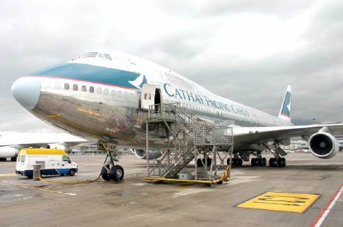 ▲캐세이퍼시픽 항공사는 동체 페인트를 벗겨내 항공기의 무게를 줄였다. 보잉 747-400을 기준으로 연간 150만 홍콩 달러(약 1억9000만 원)에 달하는 유류비 절감 효과를 얻었다.  (AP연합뉴스 )