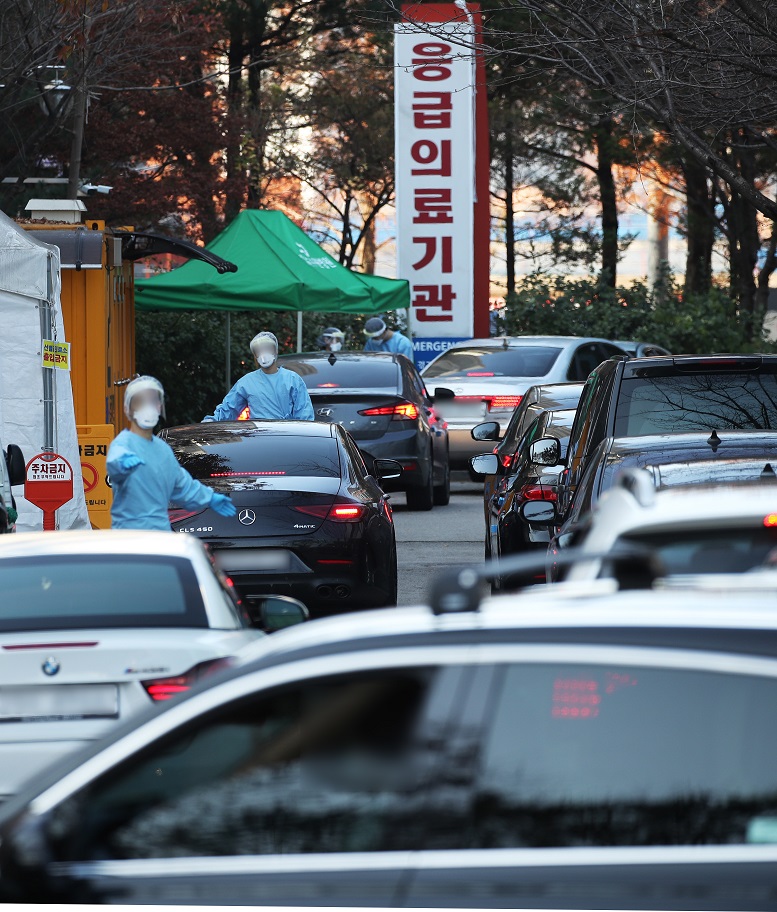▲신종 코로나바이러스 감염증(코로나19) 신규 확진자가 23일 0시 기준으로 271명을 기록하며 엿새 만에 300명 아래로 내려온 23일 오전 경기도 수원시 경기도의료원 수원병원에 설치된 선별진료소에 검사를 받으려는 차량이 줄을 서 있다. (연합뉴스)
