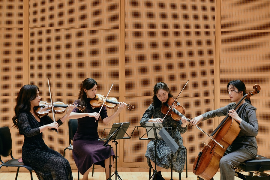 ▲현악 4중주 단체 에스메 콰르텟(왼쪽부터 배원희, 하유나, 김지원, 허예은)이 23일 서울 송파구 롯데콘서트홀 리허설룸에서 열린 '인 하우스 아티스트 시리즈' 기자간담회에서 베토벤 현악4중주 제8번 E단조 ‘라주모프스키 2번’을 연주하고 있다. (사진제공=롯데콘서트홀)