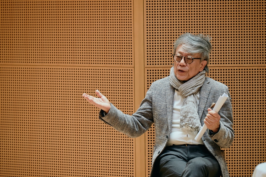 ▲코리안챔버오케스트라 김민 음악감독이 23일 잠실 롯데콘서트홀에서 열린 기자간담회에 참석해 소감을 밝히고 있다. (사진제공=롯데콘서트홀)