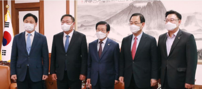 ▲박병석 국회의장이 23일 오후 서울 여의도 국회 의장실에서 여야 원내대표와 만나 기념촬영을 하고 있다. 김영진(왼쪽부터) 더불어민주당 원내수석부대표, 김태년 원내대표, 박 의장, 주호영 국민의힘 원내대표, 김성원 원내수석부대표. (공동취재사진) 