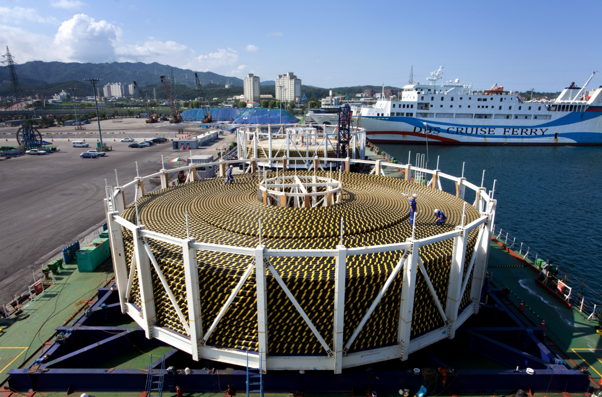 ▲LS전선 동해 공장에서 해저케이블이 포설선에 선적되는 모습. 공장에서 만들어진 해저케이블은 보름에서 2주가량의 선적 과정을 거쳐 목적지로 옮겨진다. (사진제공=LS전선)