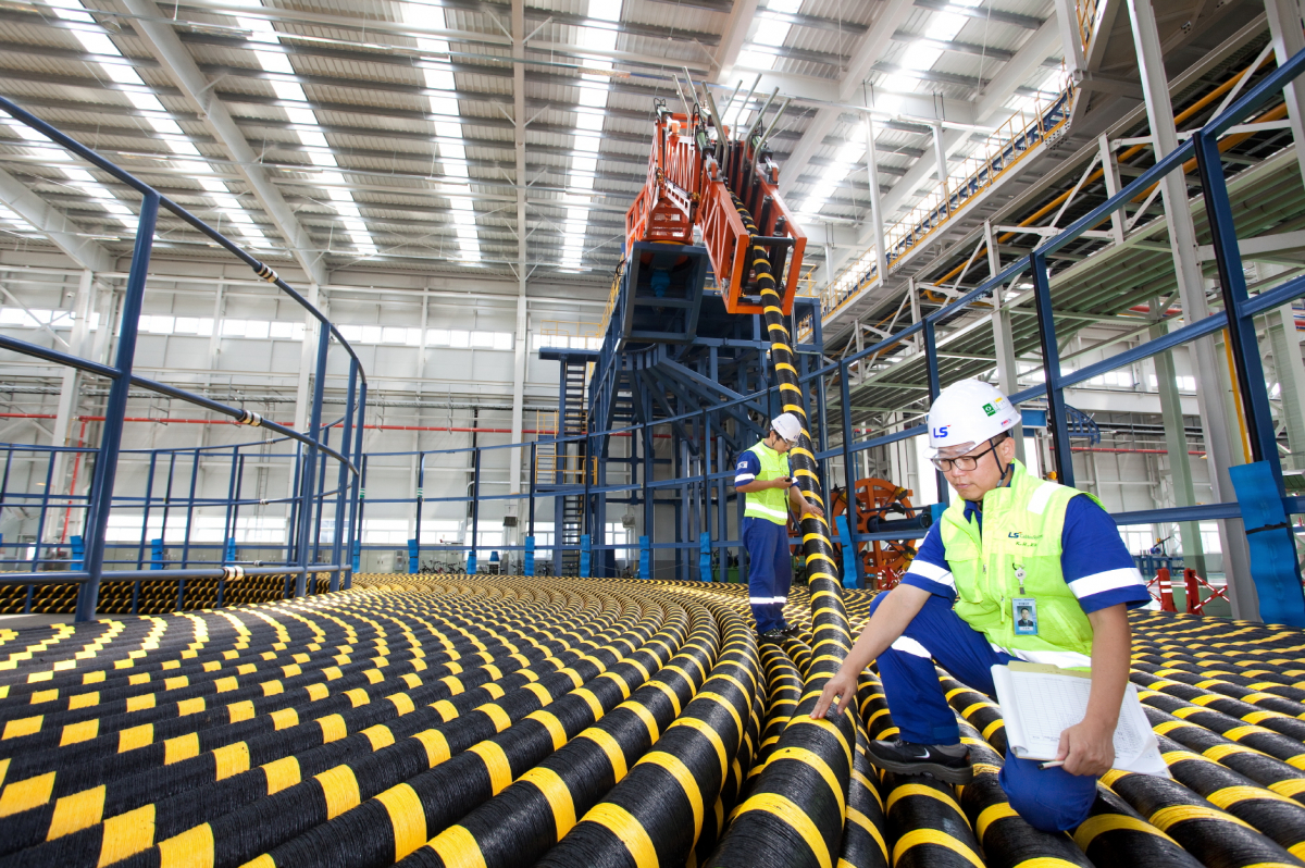 ▲LS전선 동해 공장에서 해저케이블을 제조하는 모습. 제조 과정을 마친 해저케이블 제품은 ‘턴테이블’을 빼닮은 설비에 저장된다. (사진제공=LS전선)