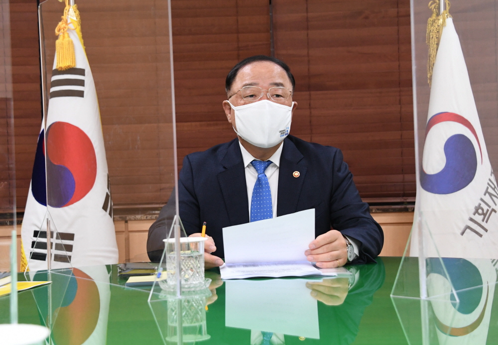 ▲홍남기 경제부총리 겸 기획재정부 장관이 11월 19일 서울 광화문 정부서울청사에서 관계장관회의(녹실회의)를 주재하고 있다. (사진제공=기획재정부)