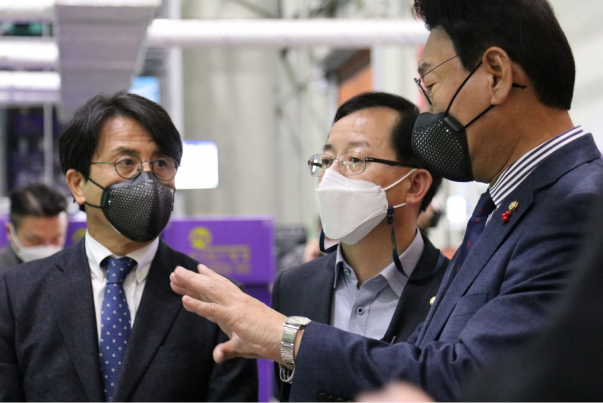 ▲김경만 더불어민주당 의원(가운데)이 주최한 스마트공장 현장간담회에 방문한 의원들이 스마트그린산단과 스마트공장 확산에 대해 논의하고 있다.  (사진제공=김경만 더불어민주당 의원실)