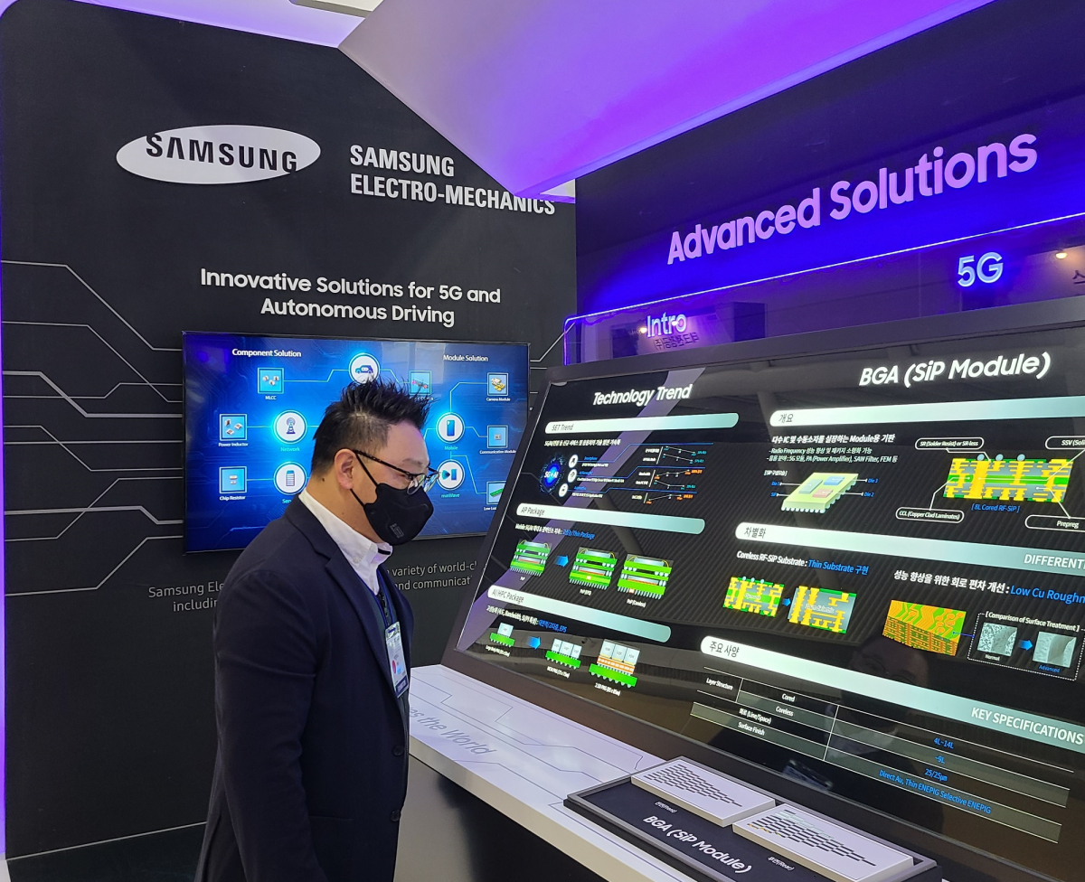 ▲삼성전기 KPCA 전시부스를 둘러보고 있는 관람객 (사진제공=삼성전기)