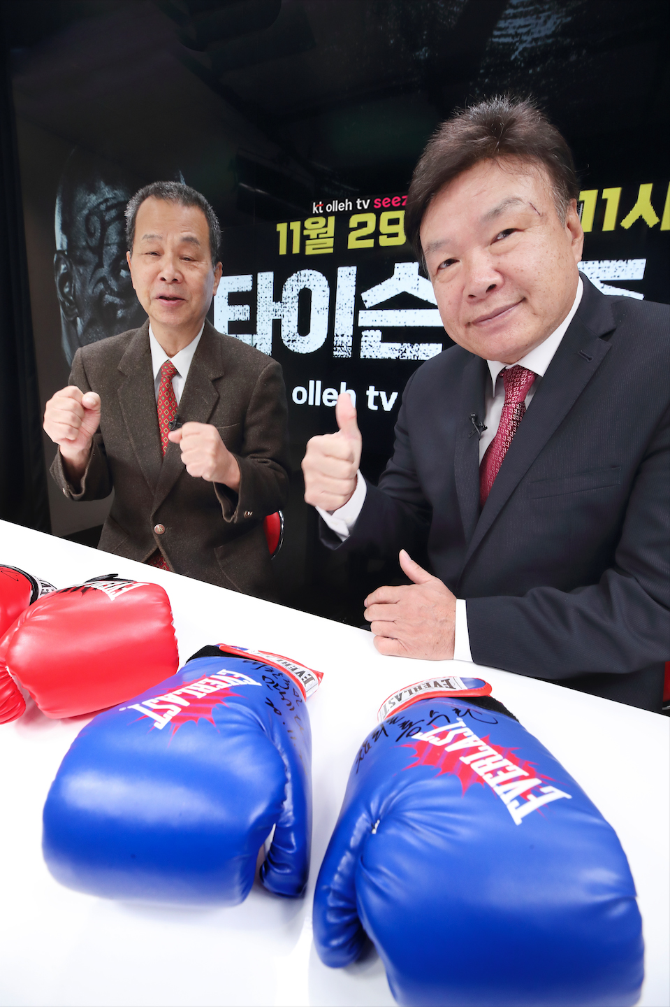 ▲홍수환(오른쪽) 해설과 송재익 캐스터가 올레 tv와 Seezn(시즌)에서 제공되는 ‘마이크 타이슨 VS. 로이 존스 주니어’ 경기를 예고하고 있다. (사진제공=KT)