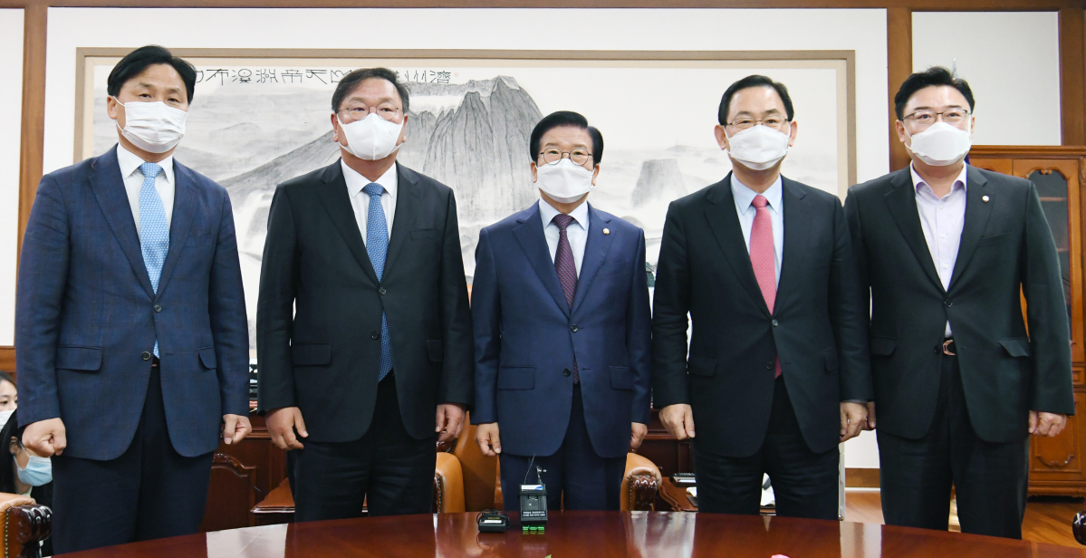 ▲김태년 더불어민주당 원내대표, 주호영 국민의힘 원내대표가 23일 서울 여의도 국회 의장실에서 박병석 국회의장 주재 여야 원내대표 회담 전 기념촬영을 하고 있다. (공동취재사진단)