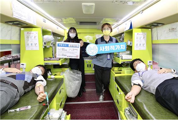 ▲한국동서발전 직원들이 사랑의 헌혈 릴레이에 동참, 헌혈을 하고 있다. (사진제공=한국동서발전)