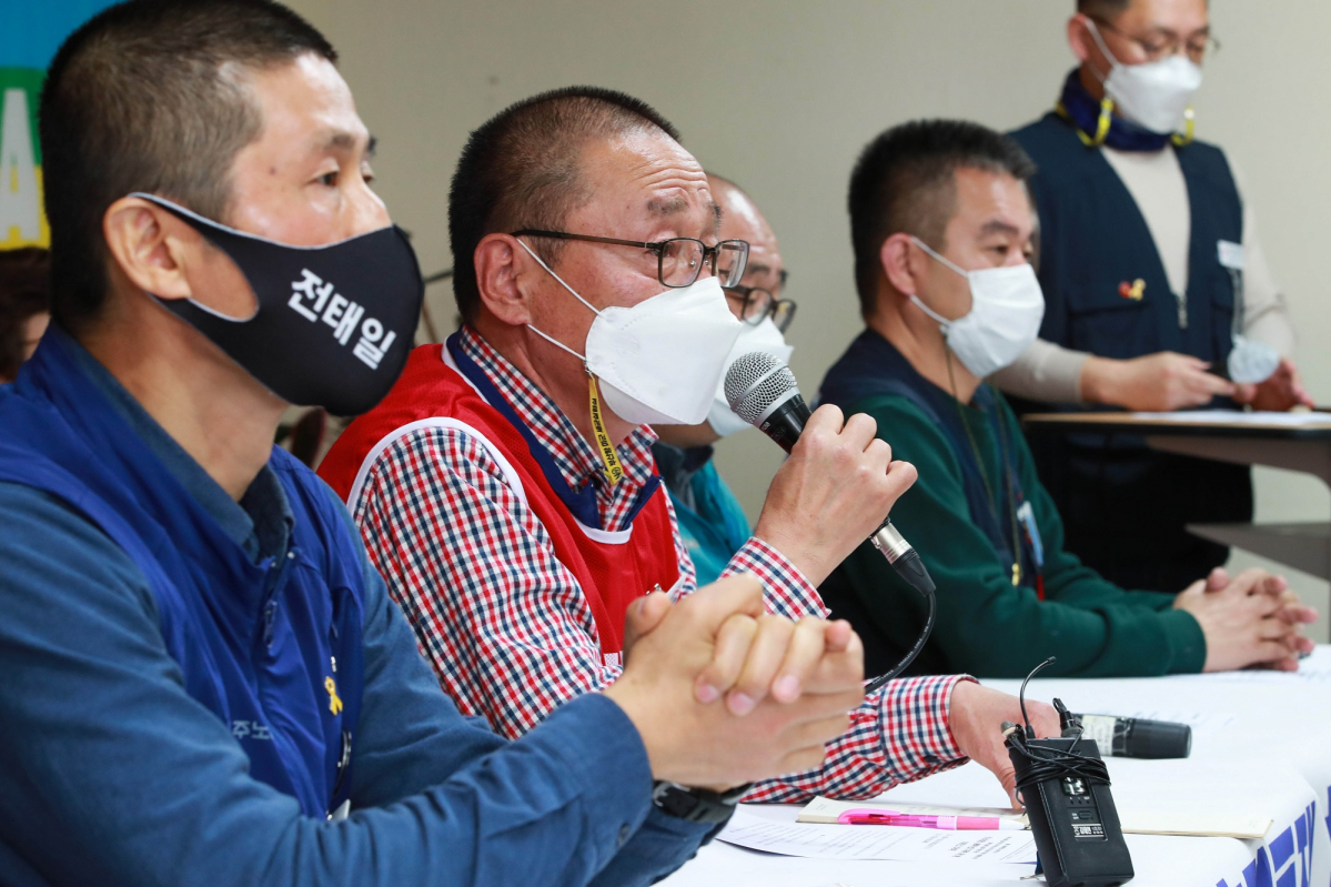 ▲'민주노총 총파업-총력투쟁 선포 및 대정부, 대국민 제안 기자회견'이 서울 중구 민주노총에서 열리고 있다. 민주노총은 총파업 당일인 25일 전국 곳곳에서 노조 간부와 파업 참가자를 중심으로 집회를 열 계획이라고 밝혔다. 서울 집회는 당초 여의도 국회 앞에서 개최할 계획이었지만, 10인 이상 집회를 전면 금지한 서울시 방역 수칙에 따라 시내 곳곳의 더불어민주당 지역구 사무실 앞에서 10인 미만 규모의 집회를 산발적으로 열기로 했다. (공동취재사진)  (뉴시스)