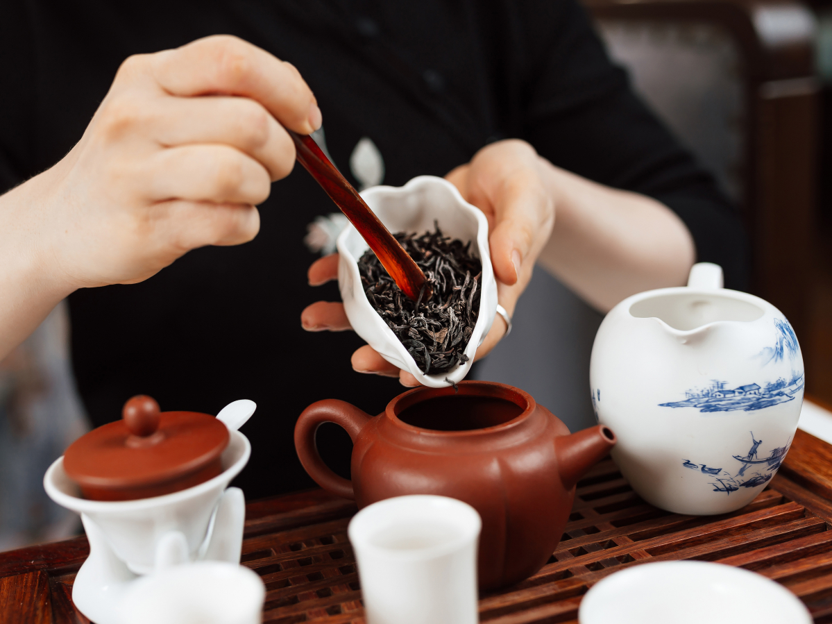 ▲중국 다예에서 찻잎을 담아놓는 다구는 차하(茶霞)라고 한다. 사진은 차하에서 찻잎을 꺼내 차를 우려내는 모습이다.  (게티이미지뱅크)